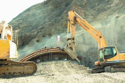 日前，小烏改第三合同段杏花村一號(hào)隧道進(jìn)行爆破掘進(jìn)準(zhǔn)備工作。（通訊員孫建兵攝）